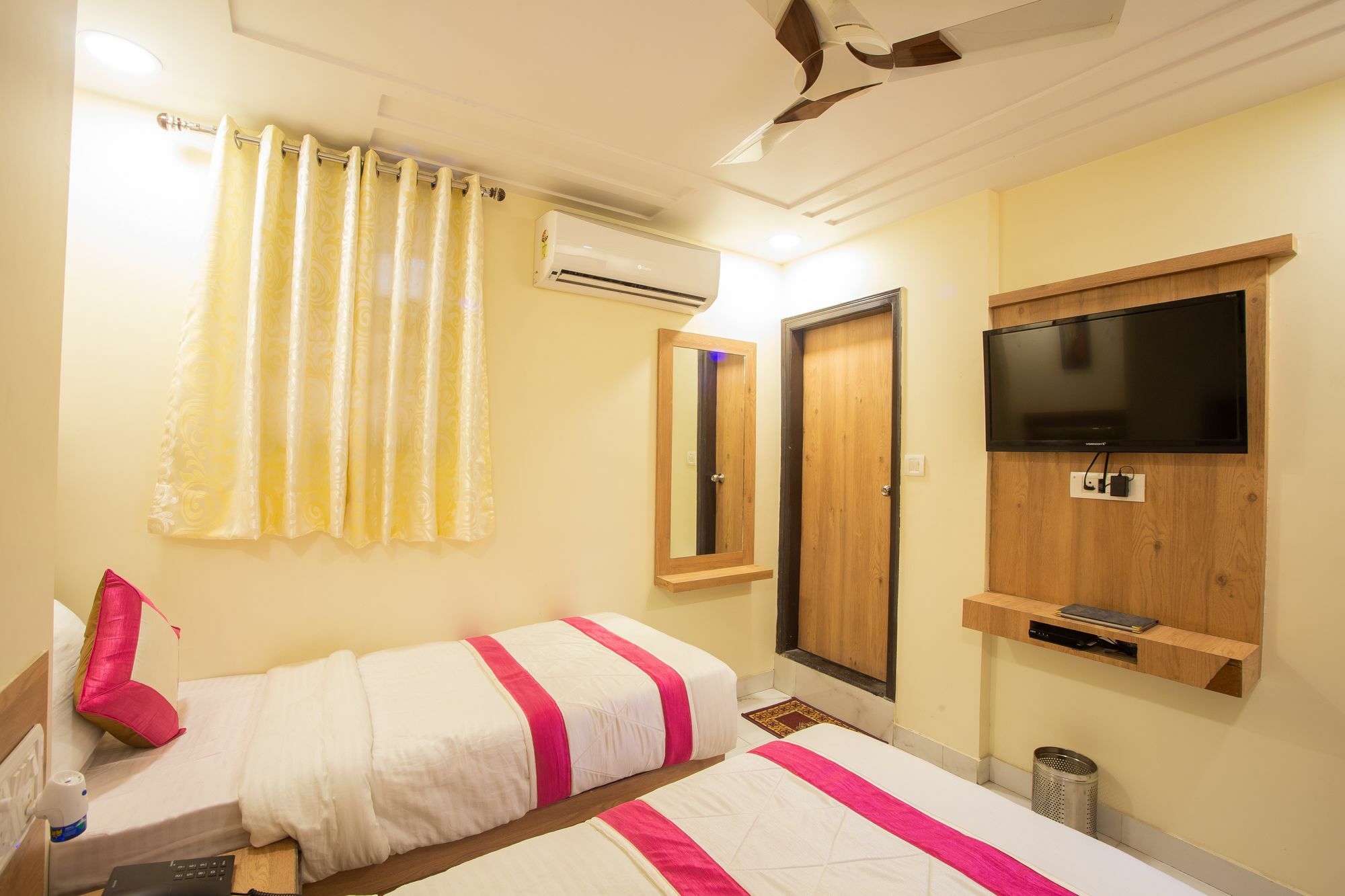 Hotel Sarthak Palace - By Pooja Hospitality New Delhi Eksteriør billede